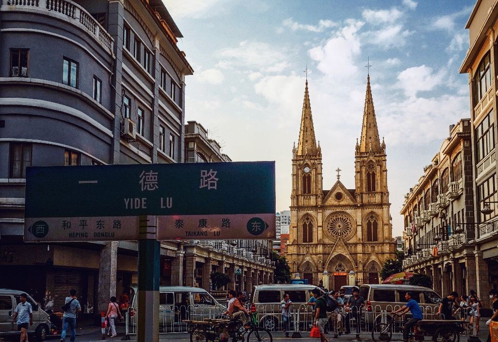 第一次来这个地方 实属偶然 那是大二做动漫产业周边产品调研因为旁边有个万凌广场 其实调研也是个形式第一天去TIT创意园 第二天是去天河的一个什么软件园 第三天去的这里刚开始还是很认真的 然后才发现根本看不出什么 第一天在TIT别人工作室根本不会给你进去看毕竟里面充满了商业机密 园区负责人也就带我们走走形式 我们只能 喝喝咖啡 看看好车 周边吃吃小吃 看看画展 瞄瞄洋妞 软件园更坑3D的制作流程都不给我们看 就是看看宣传片 中途还不能走还得点名 万凌更是满目喜洋洋日本手办 等等你进去看老板还嫌你挡生意~转了一圈就没心情了~那就无聊找东西消磨时间呗 然后发现一德路尽是海鲜干货 连个打电动的地方都木有 然后一个本地的同学说这里附近有个教堂我当时想着教堂 因该跟韶关的差不多吧 就是一个楼房外面挂个十字架 然后变跟着走在街角转弯的时候 教堂的一个尖顶露出来 我一阵鸡皮 卧槽不是我相像哪种 真真的是哥特教堂 劲头一下就来了 毕竟在中国地区看到这样的建筑还是比较少感觉挺新鲜 教堂不大却在里面转了好久 研究着教堂尖顶 看着石像鬼排水口 一切都很新鲜 在中国地区他虽然没哈尔滨俄式教堂那么华丽 不过也是很漂亮~集合的时候老师还说我们 又不是学神学学建筑跑来这里玩那么久 写不出调研报告要你们好看 ~ （这张图是我拍石室教堂里我最喜欢的一张 颜色参考了下<a href="https://tuchong.com/4352401/" target="_blank">@雷厉</a> 的教堂图）