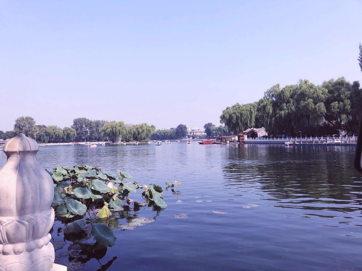 北海/北京<br />
北海公园(Beihai Park)，位于北京市中心区，城内景山西侧，在故宫的西北面，与中海、南海合称三海。属于中国古代皇家园林。全园以北海为中心，面积约71公顷，水面占583市亩，陆地占480市亩。这里原是辽、金、元建离宫，明、清辟为帝王御苑，是中国现存最古老、最完整、最具综合性和代表性的皇家园林之一，1925年开放为公园。是中国保留下来的最悠久最完整的皇家园林，为全国重点文物保护单位，是国家AAAA级旅游景区。[1]<br />
