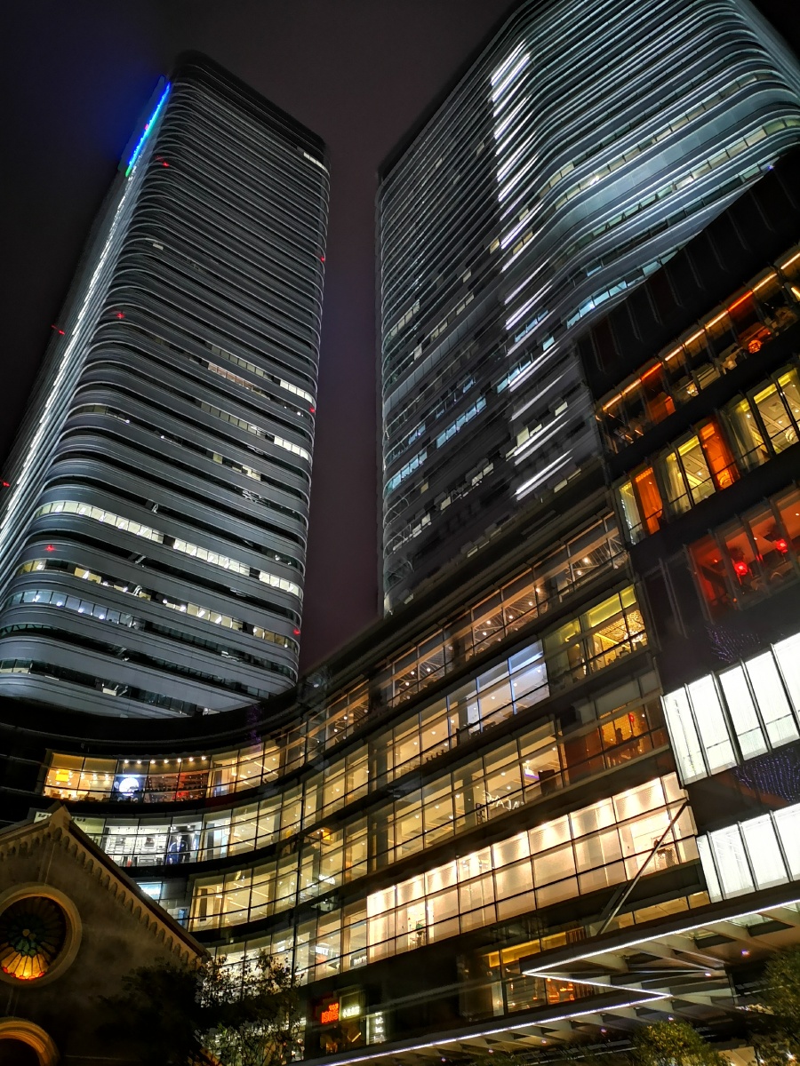 夜幕下的中山公园来福士广场