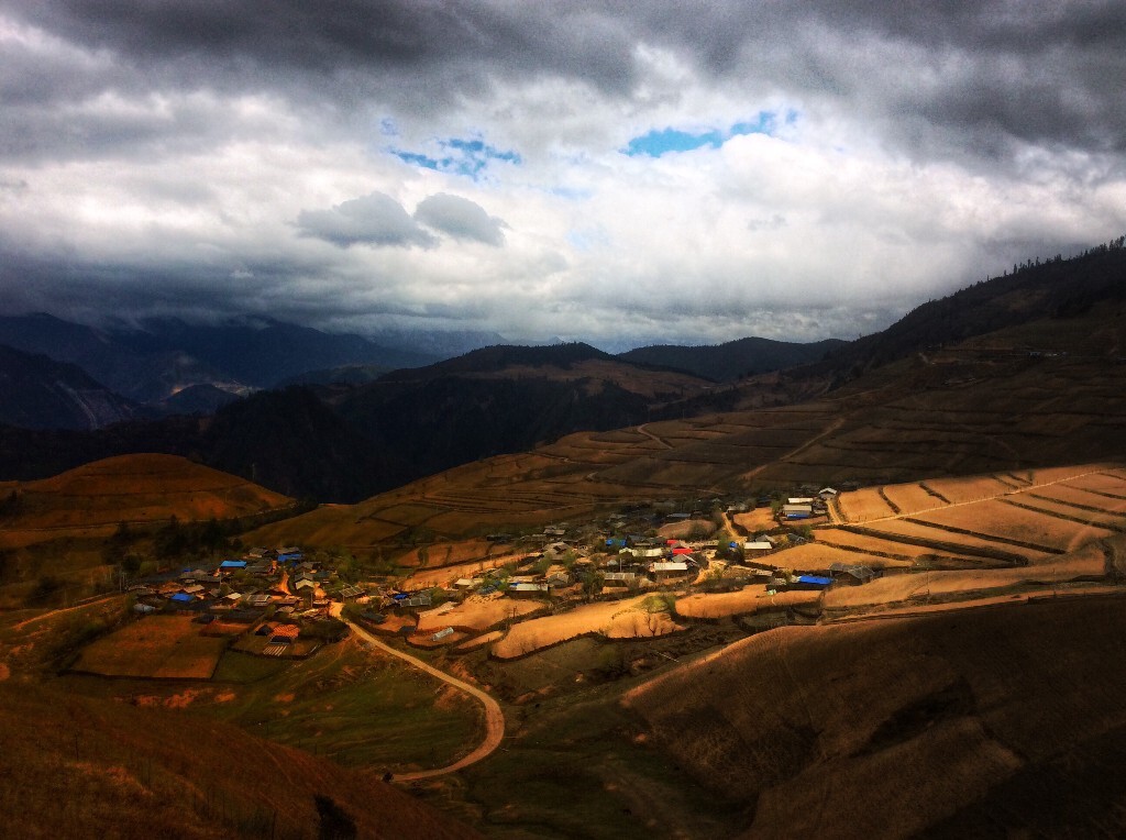 摄影：iPad mini2，后期：Snapseed，地点：214国道-彝族村寨（虎跳峡至香格里拉路段）
