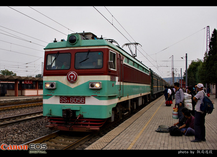 动力流光溢彩养三站通过养三车站的k574柴油机震天轰响新的生机k616次