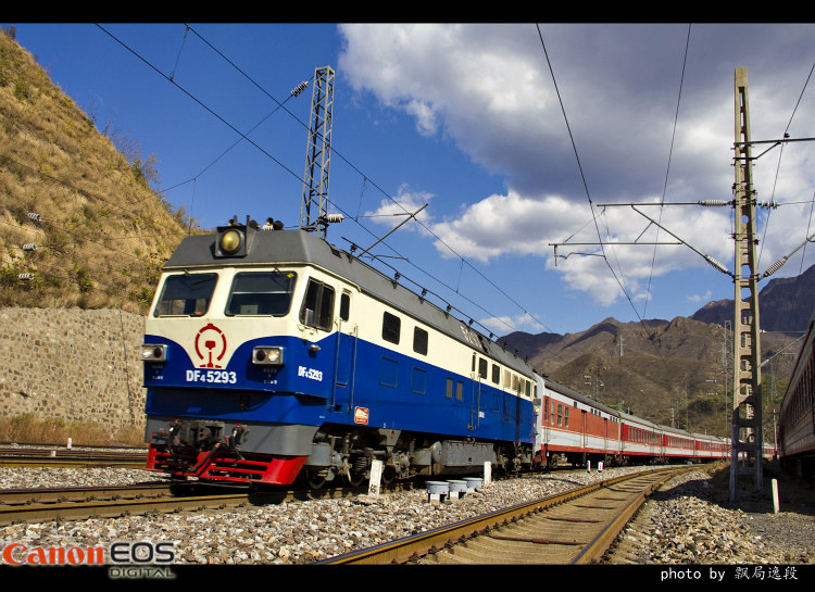 永定河翻越下马岭的t283次深秋下马岭列车通过太子峪红叶从中风拂水面