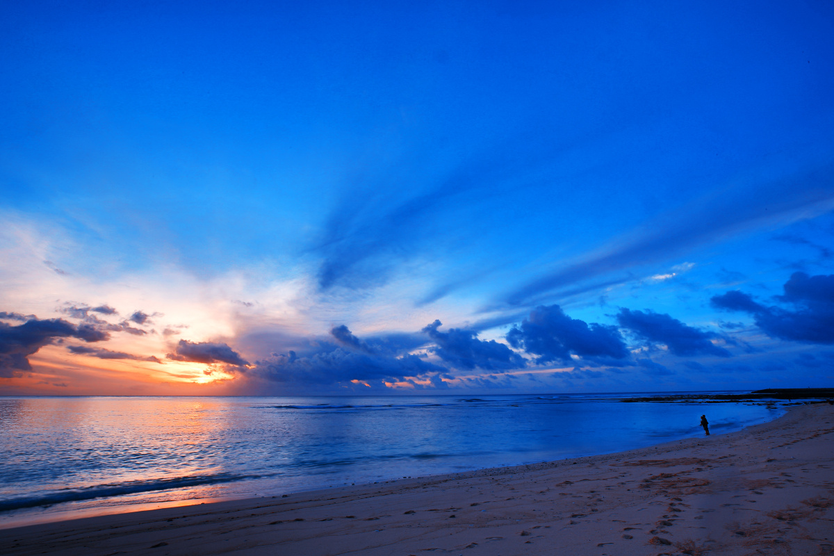巴厘岛努沙杜瓦海滩日出