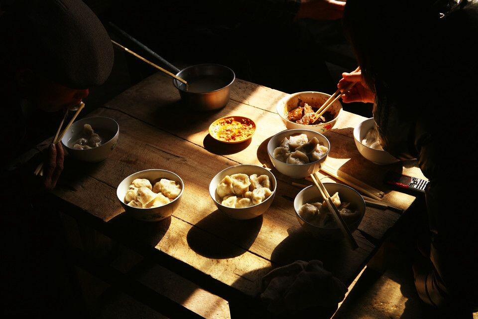吃饺子<br />
作品名称:吃饺子&lt;br /&gt;<br />
作品内容:过年的日子，我们家人围坐在饭桌旁吃饺子。暖暖的阳光，圆圆的饺子，一种家的温暖感觉！&lt;br /&gt;<br />
