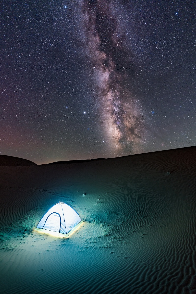 夜空繁星下的巴丹吉林沙漠