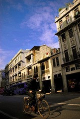 文明路。早晨。