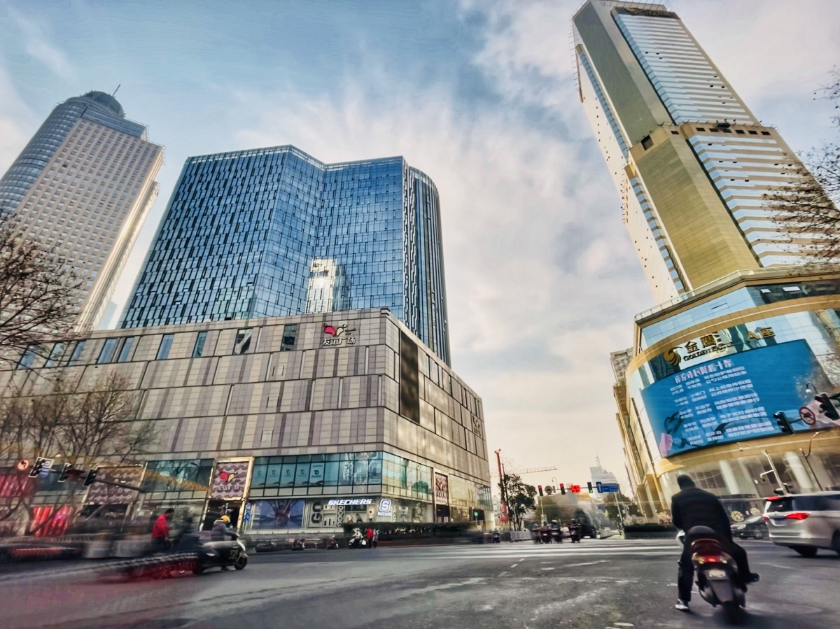 实拍南京街头十字路口的高楼