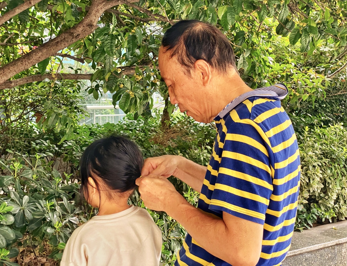 被爷爷给孙女扎头发的动作感动爷爷小心翼翼的温柔的样子真的太温暖了