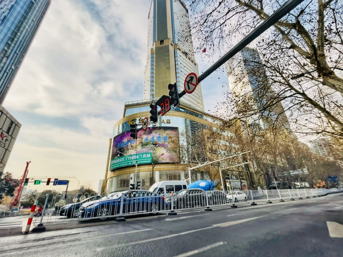 实拍南京街头十字路口的高楼