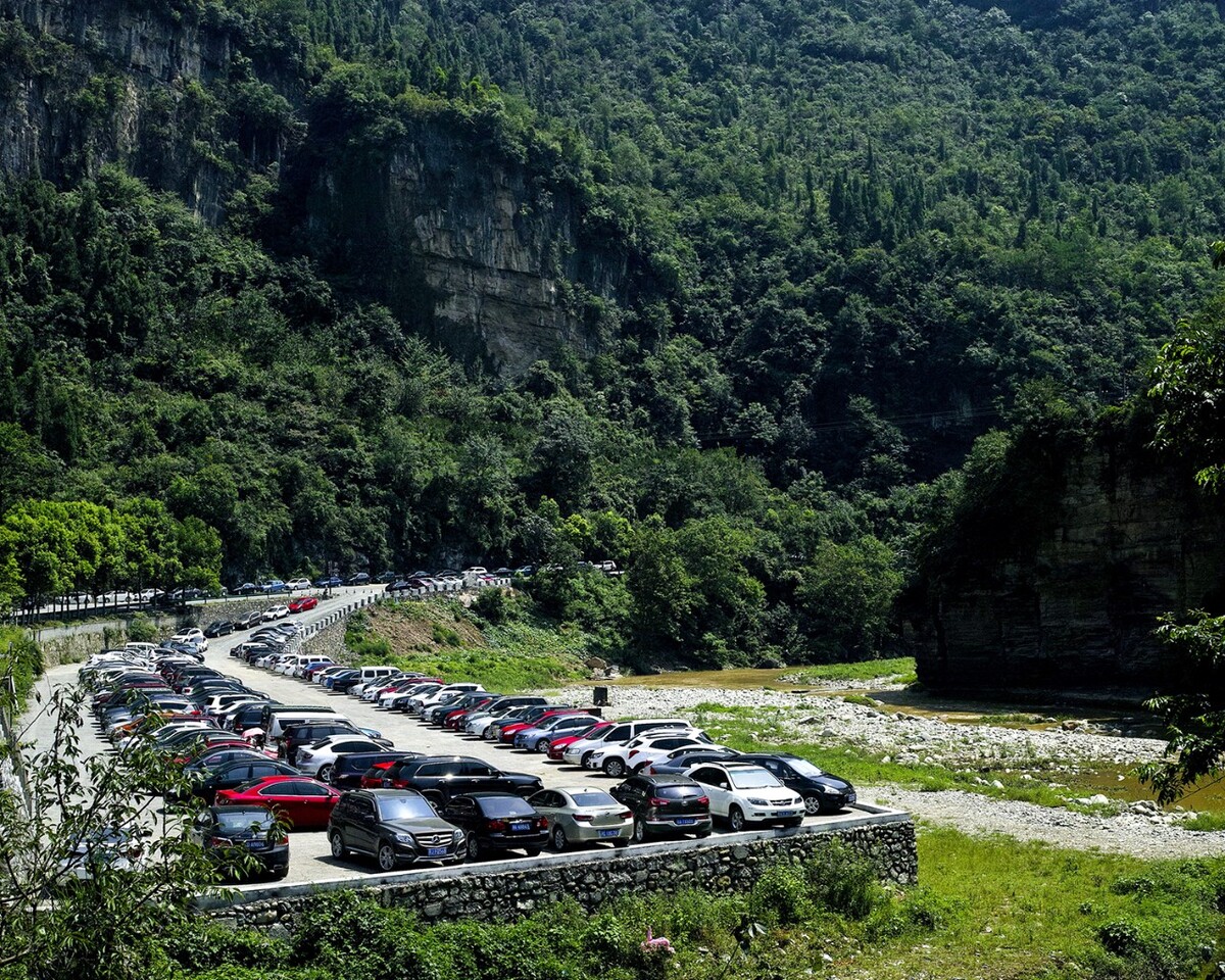 游山玩水_05-2014年“五一”，宜昌三峡大瀑布景区外的停车场