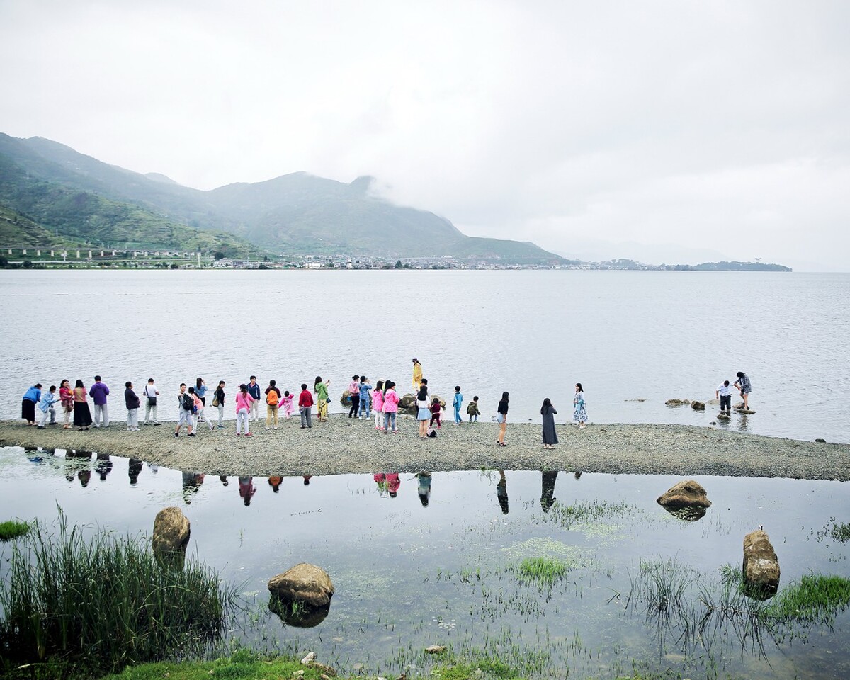 游山玩水_08-2015 云南大理洱海边游玩的人们。