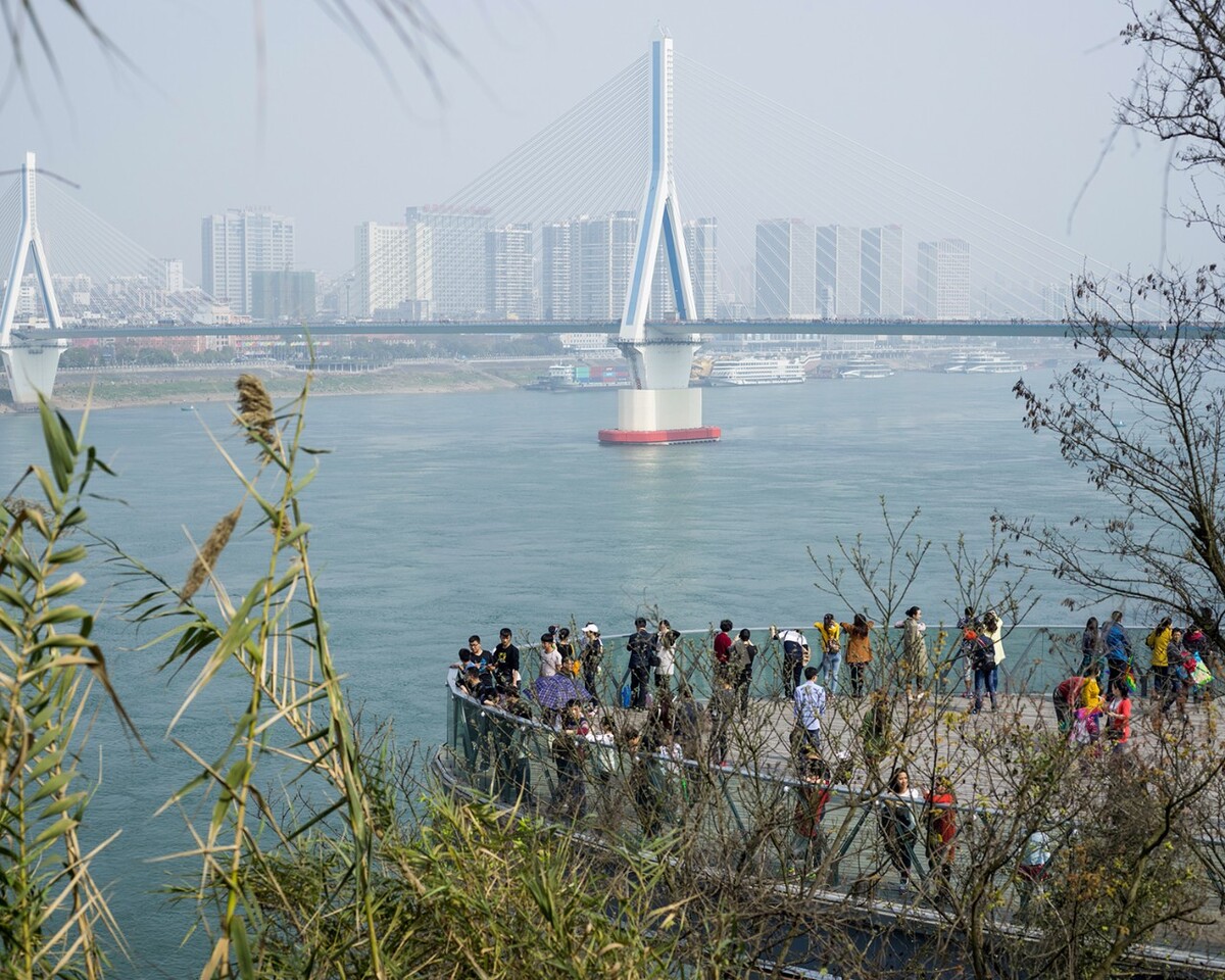 游山玩水_16－2016宜昌磨基山公园，在亲水阳台上观看江景与城市的人们。