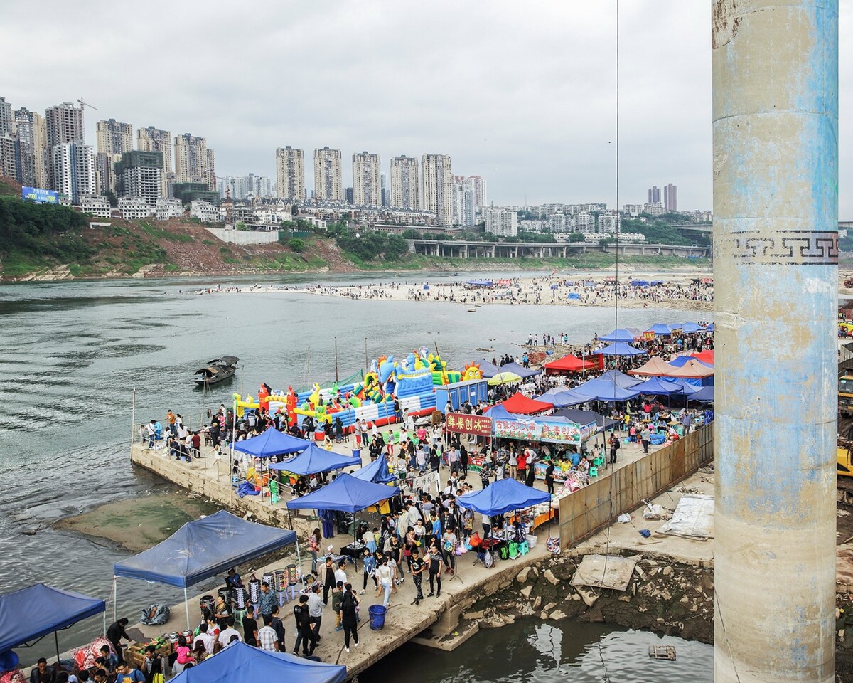 游山玩水_11-2015重庆磁器口在江边游玩的人们。