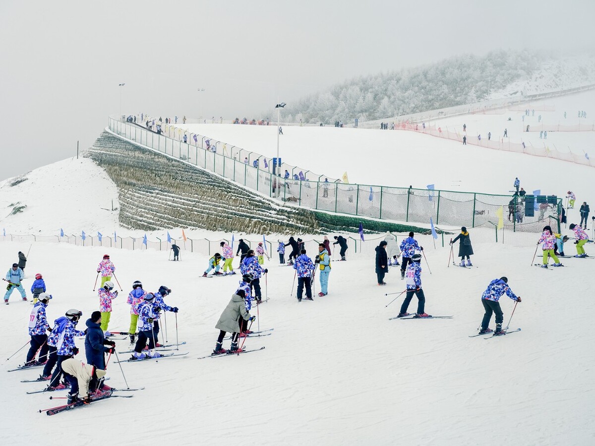 游山玩水_25－2019湖北宜昌五峰国际滑雪场的游人。
