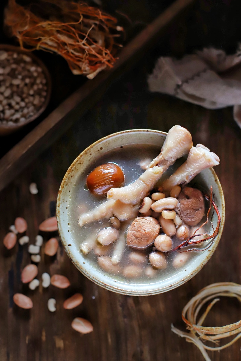 广东老火汤,五指毛桃花生眉豆鸡爪猪展汤