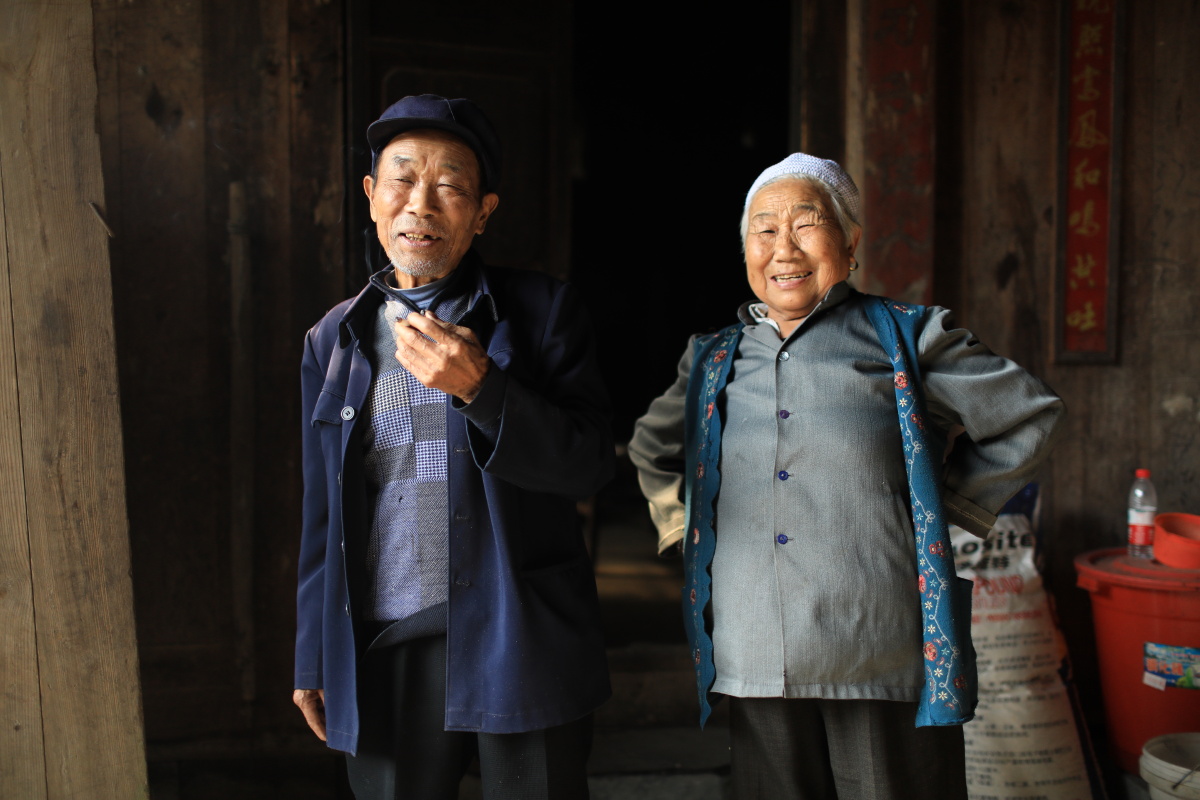 【"素心人"的笑容】摄于湘西龙山县,这对土家族的老人,八十多岁了