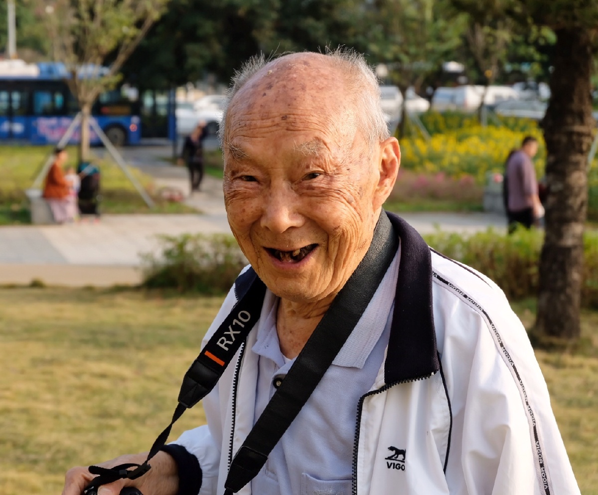 98岁拍照偶遇老法师