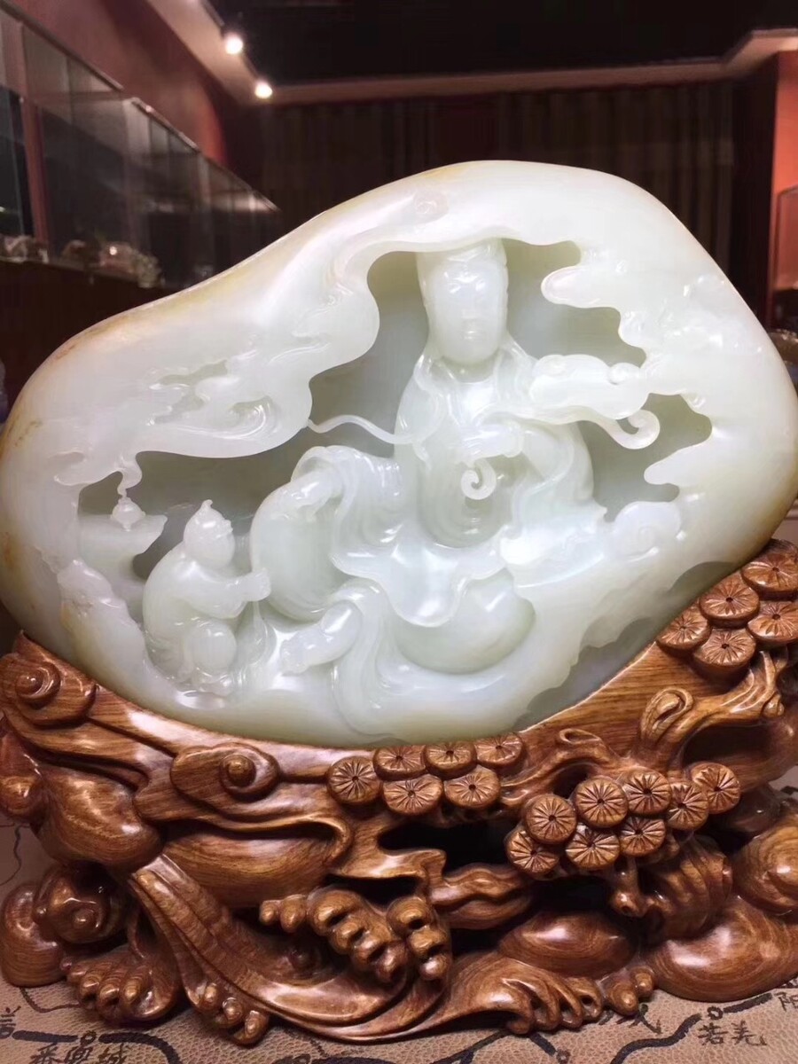 玉上雕有弥乐佛寓意,中国传统玉雕题材弥勒佛象征和平和长寿