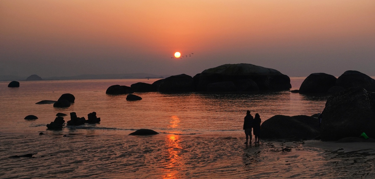 认真看日出的情侣