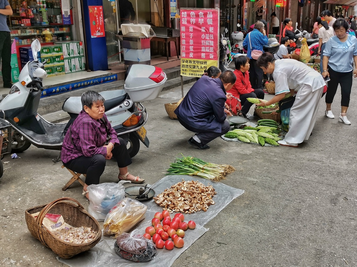 陕南县城地摊菜市每到外地都喜欢去当地菜市场去转转菜市场是最有人间