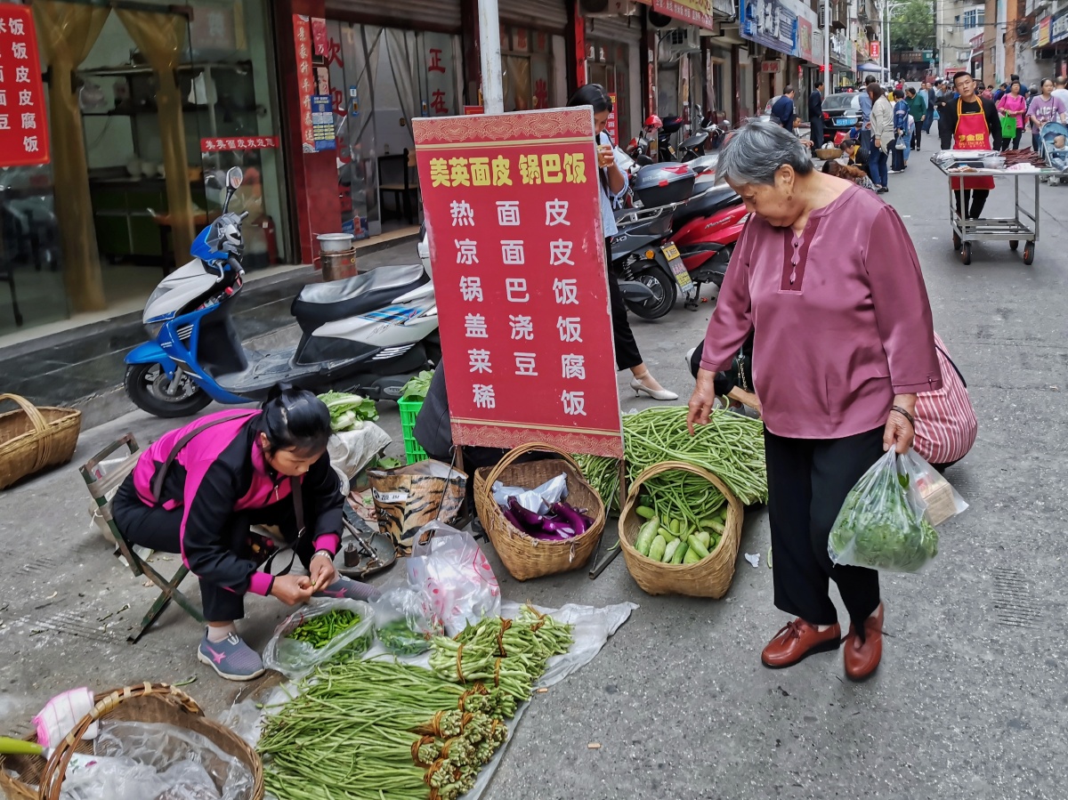 特色地摊更是接地气贴近百姓生活拿上手机街上转两趟不买东西也有收获
