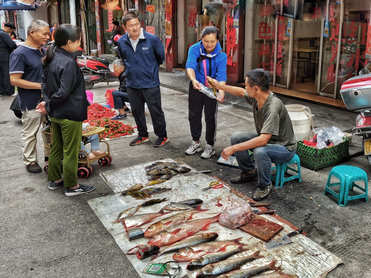 特色地摊更是接地气贴近百姓生活拿上手机街上转两趟不买东西也有收获