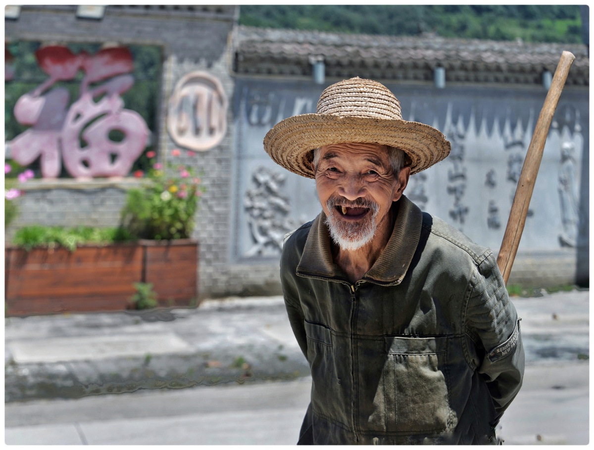 灿烂的笑容夏日秦岭某小镇路遇一老人拿着锄头去地里干活问是否可以为
