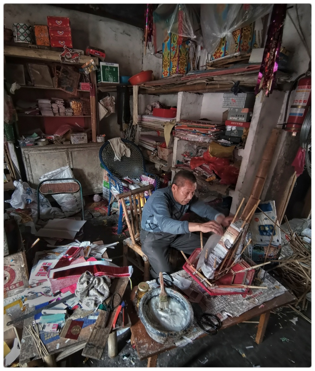 《古镇最后的纸扎匠》纸扎艺术,起源于丧俗,它是将扎制,贴糊,剪纸