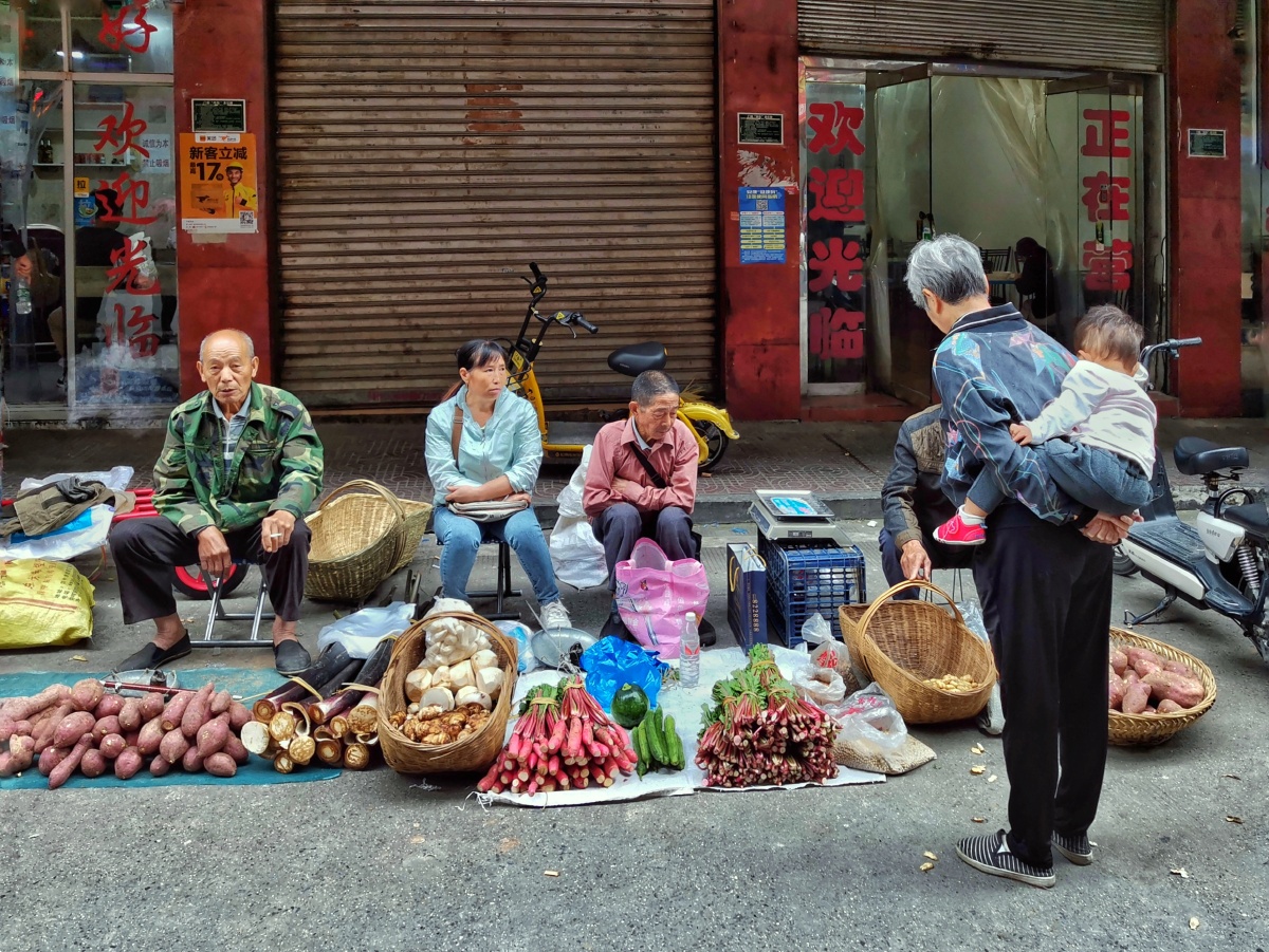的地方,最具乡土风情特色,最具当地人气,地摊更是接地气,贴近百姓生活