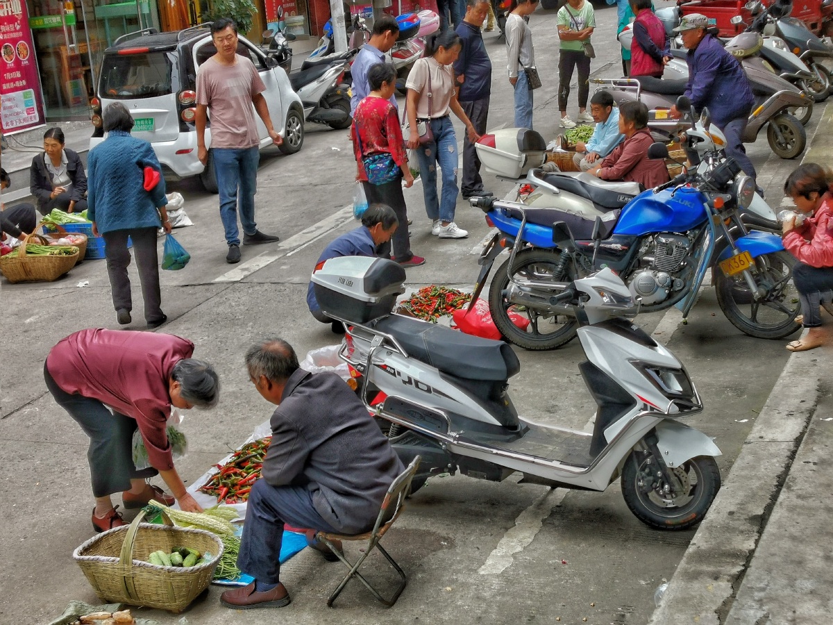 特色地摊更是接地气贴近百姓生活拿上手机街上转两趟不买东西也有收获