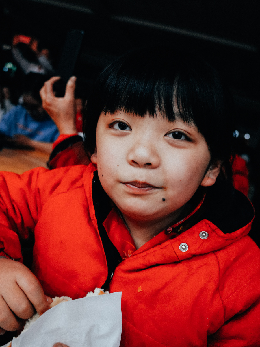 晚会随手拍的三个小姑娘果然小孩子脸上到天真无邪是装不出来的