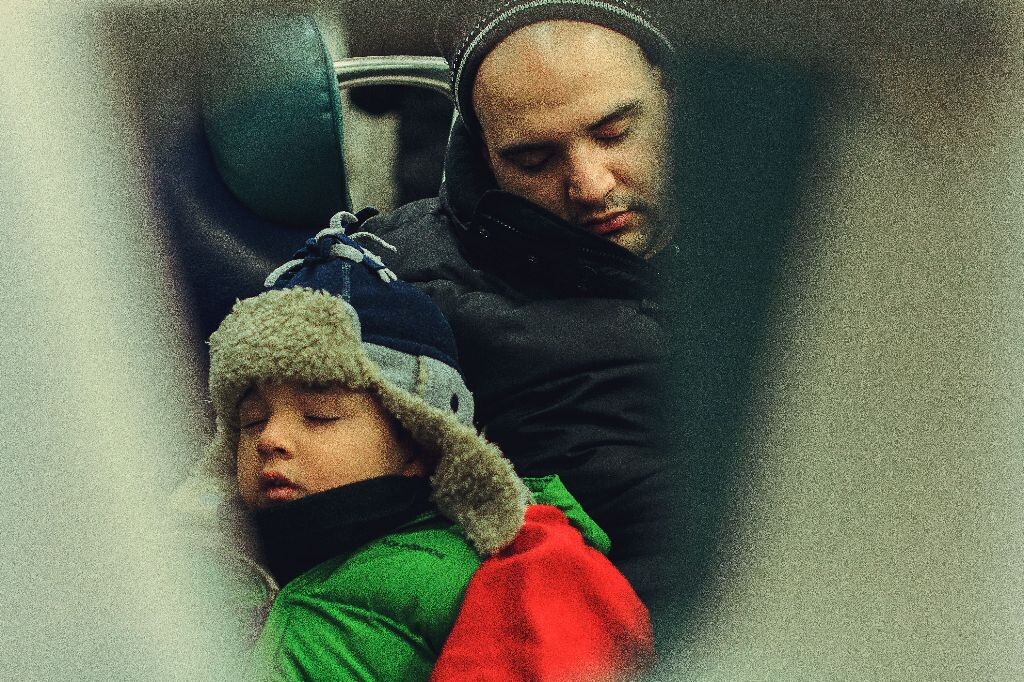 长岛火车上的一对熟睡的父子。 每隔一周我就坐长岛火车去brooklyn 看<a href="https://tuchong.com/314072/" target="_blank">@我是陈小虹</a> 在路上不免偷偷拍一下周围的乘客 