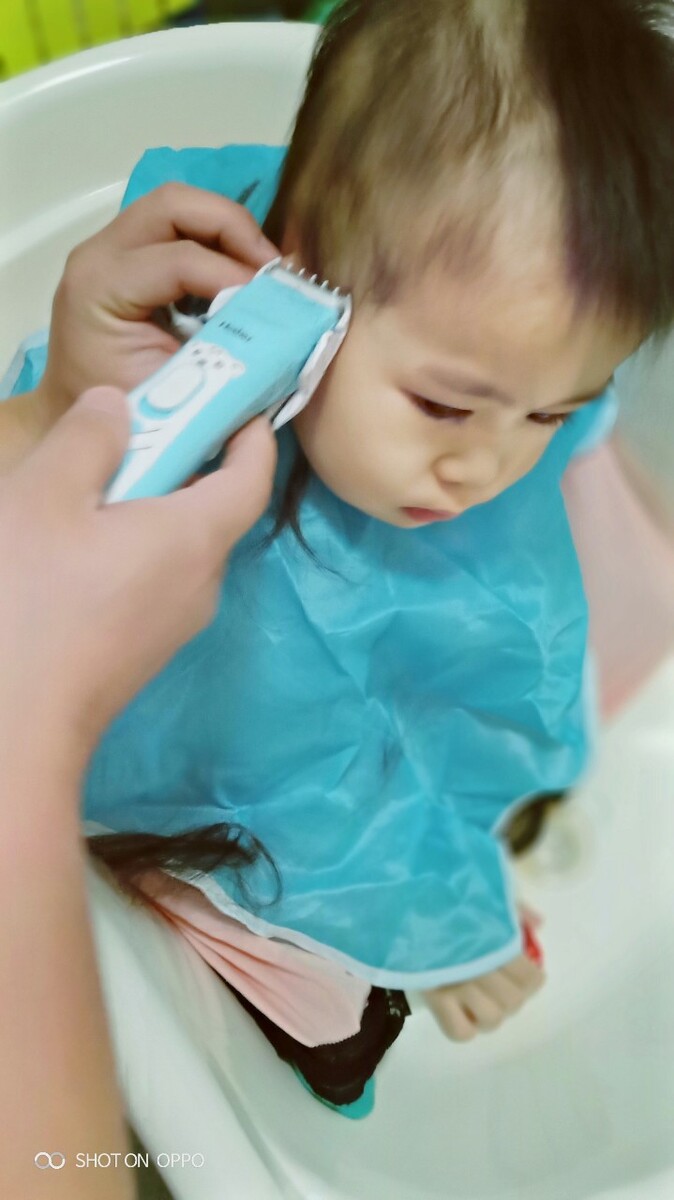 如何帮孩子扎头发图片