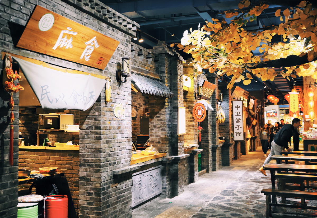 大家如果来宁夏银川建发大阅城是个不错的选择这里的夜市几乎涵盖了