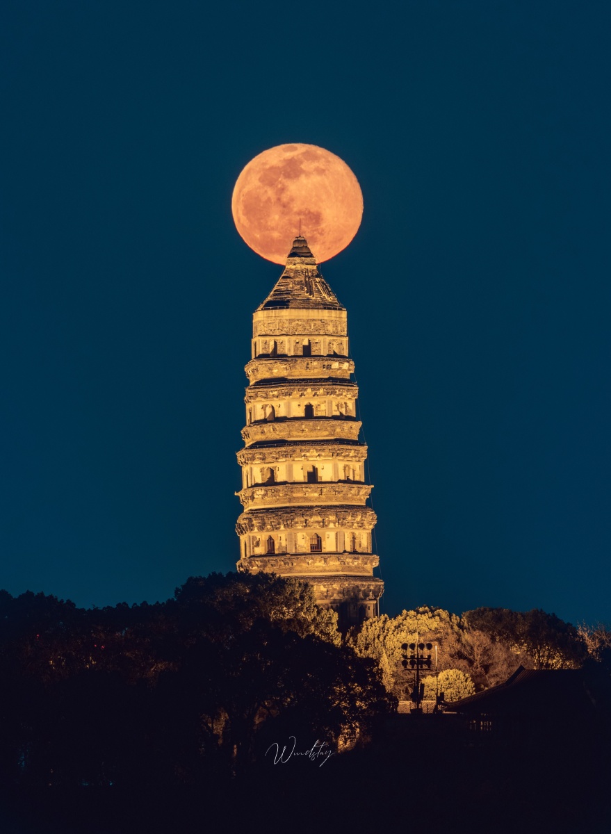 月圆虎丘塔