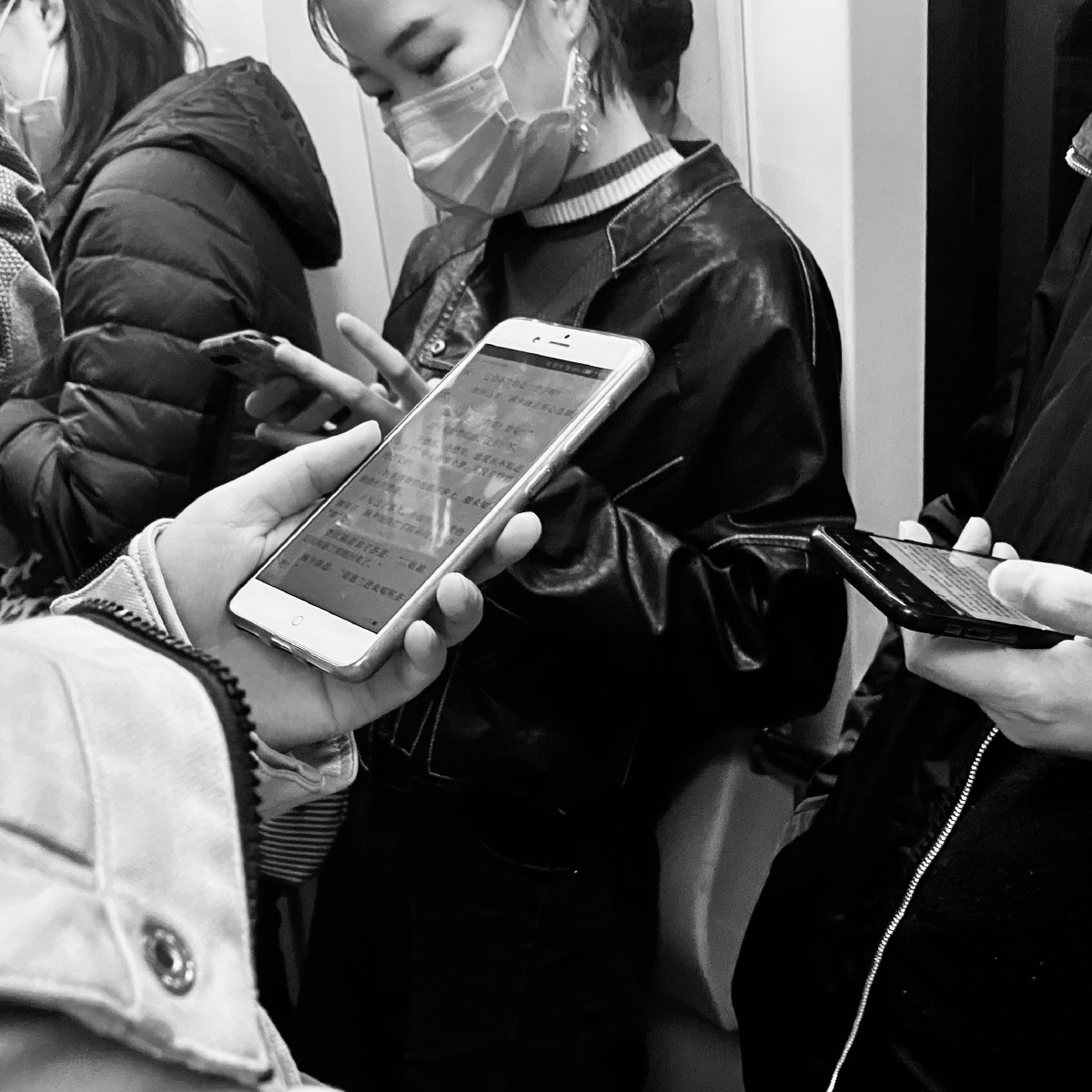 北京地铁故事大家都在看手机