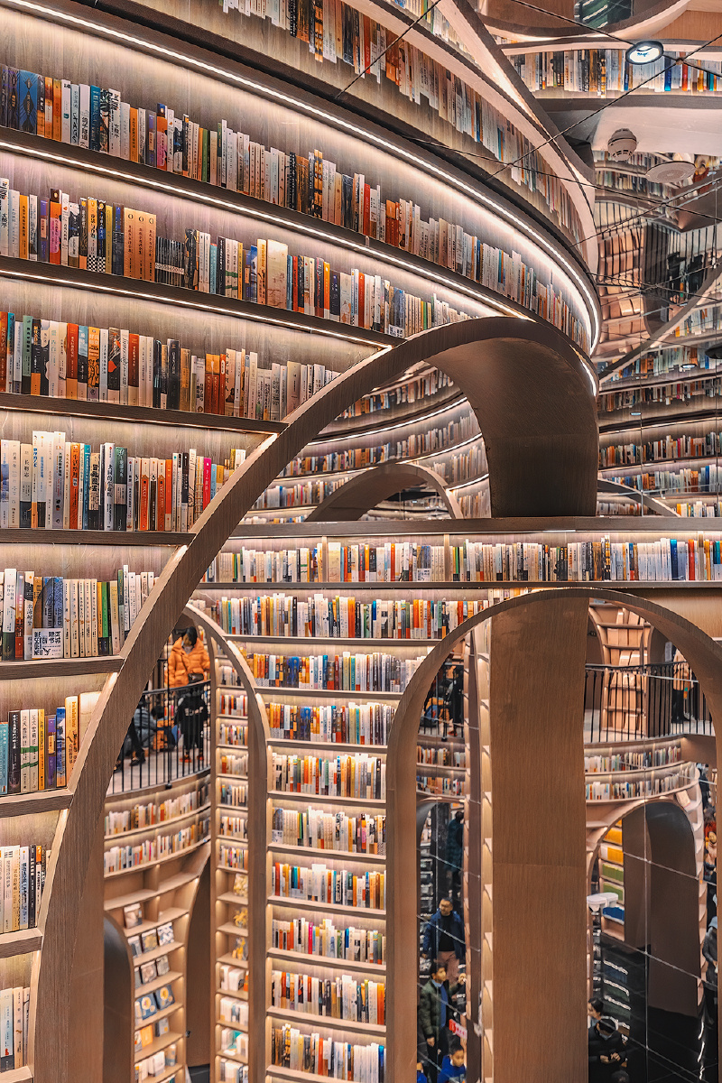 魔法学院都江堰的钟书阁自从开业以来就人满为患来看书买书的少基本都