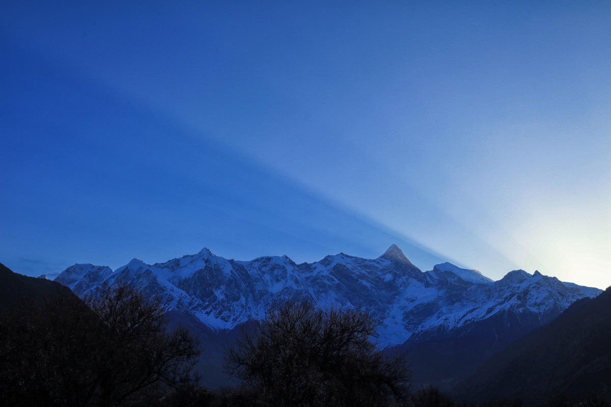南迦巴瓦峰的日出,凌厉的一束光从南迦巴瓦峰的另一面照射过来,直指
