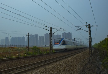 563735