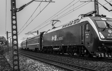 563740