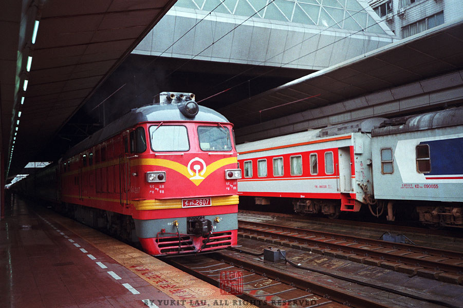 【TRAINS】八月的尾巴 初秋的湖南<一>
下到站台，T14次旁邊停著昆明到廣州東的列車。