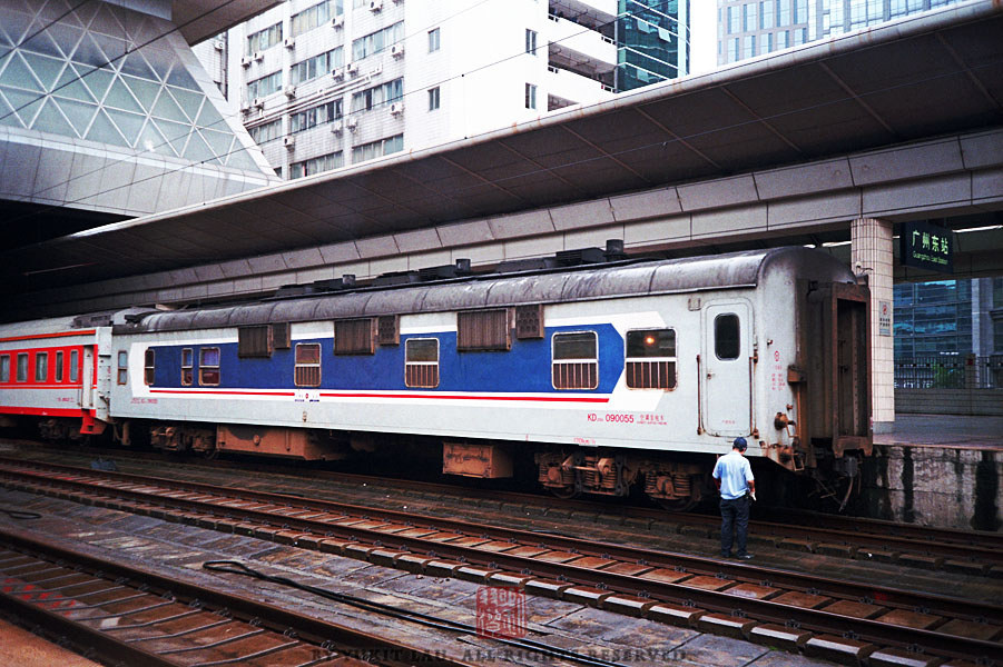 【TRAINS】八月的尾巴 初秋的湖南<一>
一節三茂塗裝的KD25G。