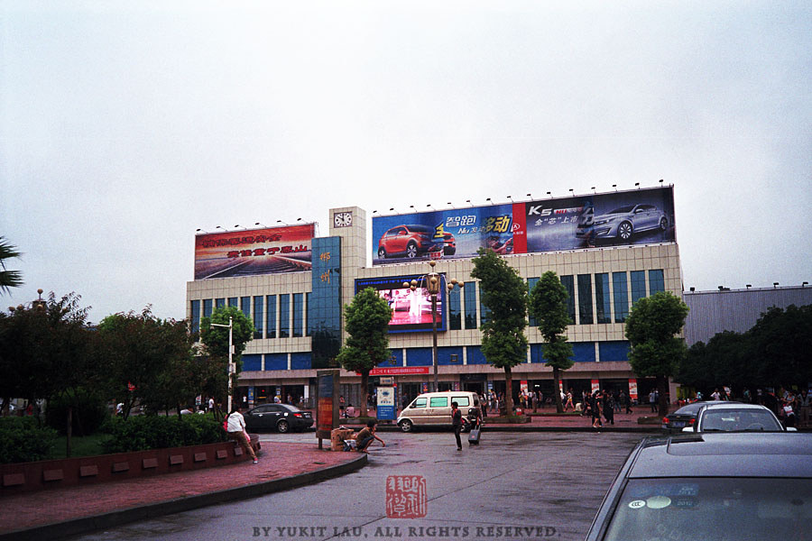 【TRAINS】八月的尾巴 初秋的湖南<一>
翌日一早，我們趕去火車站，想乘坐郴州到三都的通勤列車。可惜被工作人員告知，列車因故停運，只能等待下午的白石渡通勤車。