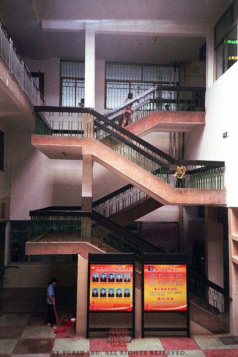 【TRAINS】八月的尾巴 初秋的湖南<一>
於是，我們二人在麥當勞呆坐了一個上午。直至中午，我們又來到郴州火車站。趕到的時候，通勤車也正好進站。