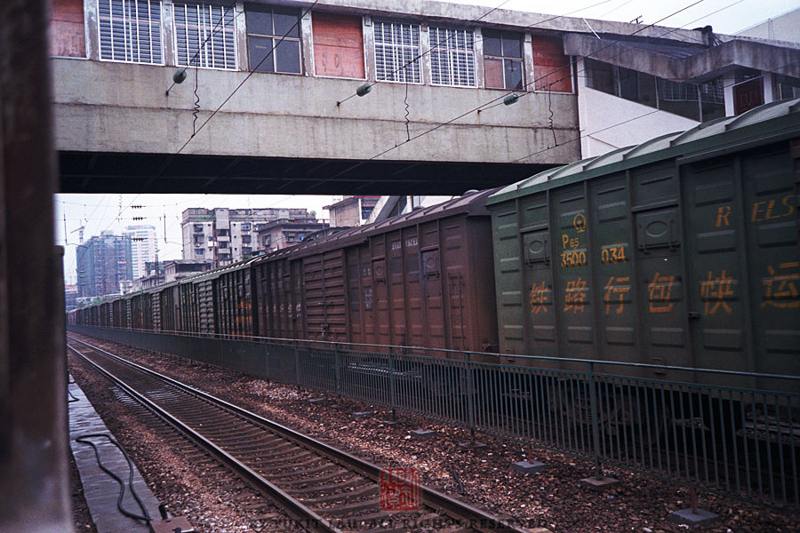 【TRAINS】八月的尾巴 初秋的湖南<一>
郴州火車站，有行包車通過。