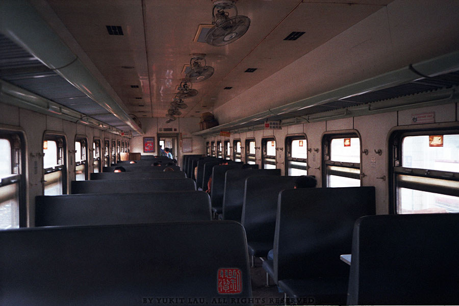 【TRAINS】八月的尾巴 初秋的湖南<一>
經典的綠皮車，只要不擠，就非常舒適。加上當日的溫度只有二十出頭，所以一切都非常好。