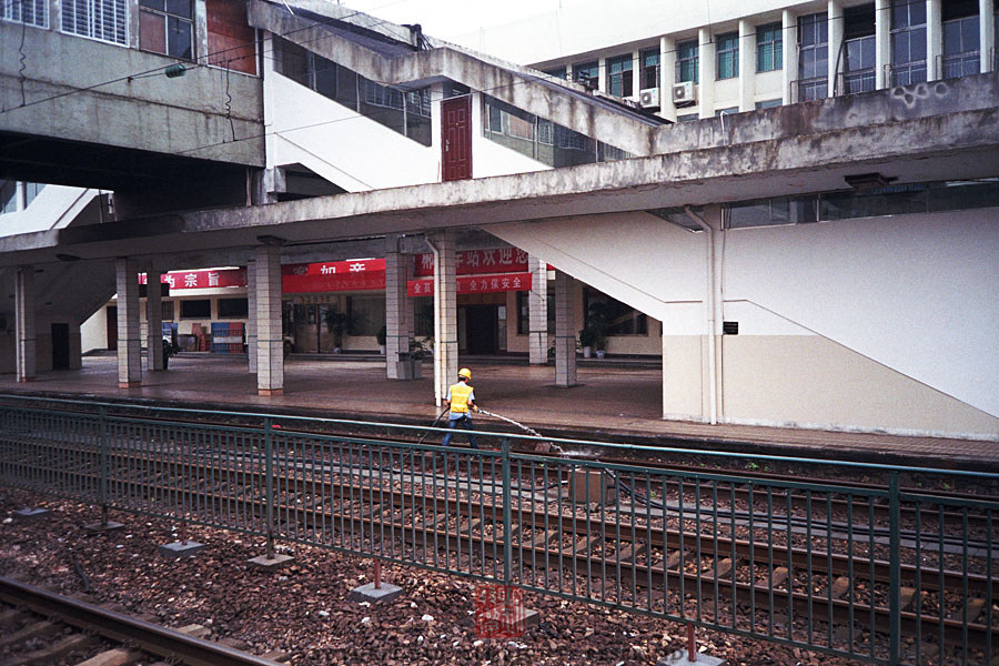 【TRAINS】八月的尾巴 初秋的湖南<一>
站內，加水工人工作中。