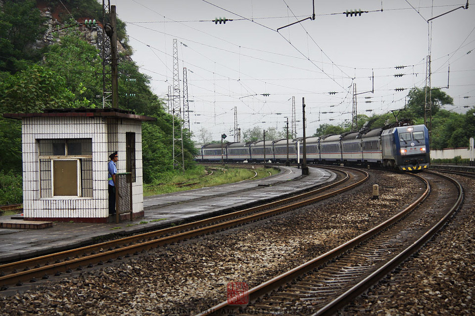 【TRAINS】八月的尾巴 初秋的湖南<一>
在車站內，我們待避後面駛來的列車。
