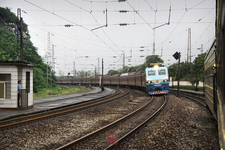 【TRAINS】八月的尾巴 初秋的湖南<一>
另一班南下的快速列車接近。