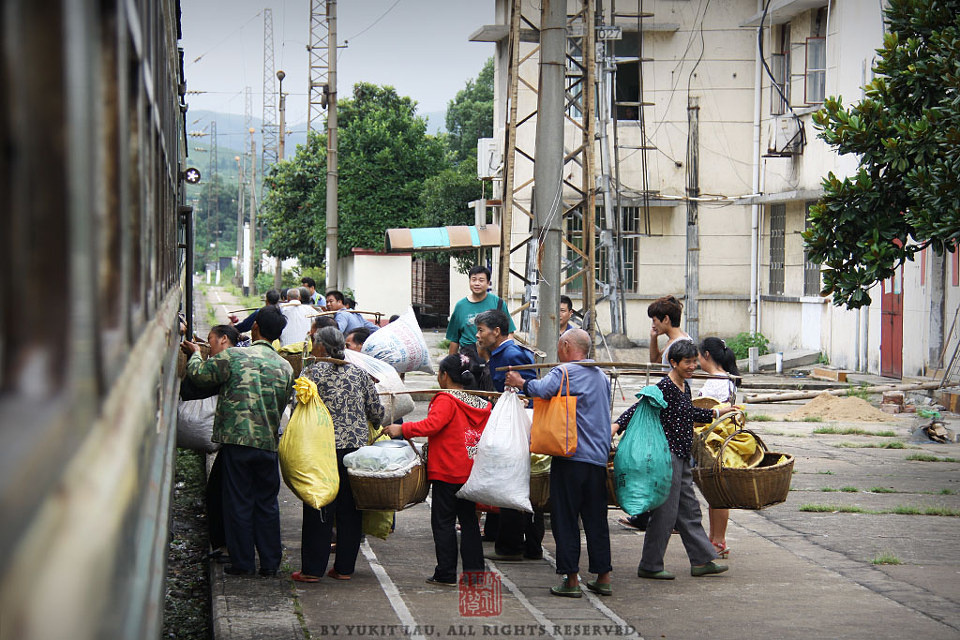 【TRAINS】八月的尾巴 初秋的湖南<一>
村民們趕著上車了，帶著各式農作物。